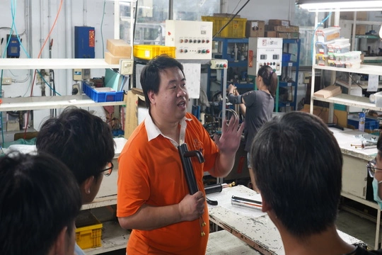Học sinh từ Khoa Máy móc & Điện tử của Trường Trung học Cấp 3 Lio-Ho, Taoyuan đã đến thăm Sheng-Tai Brassware